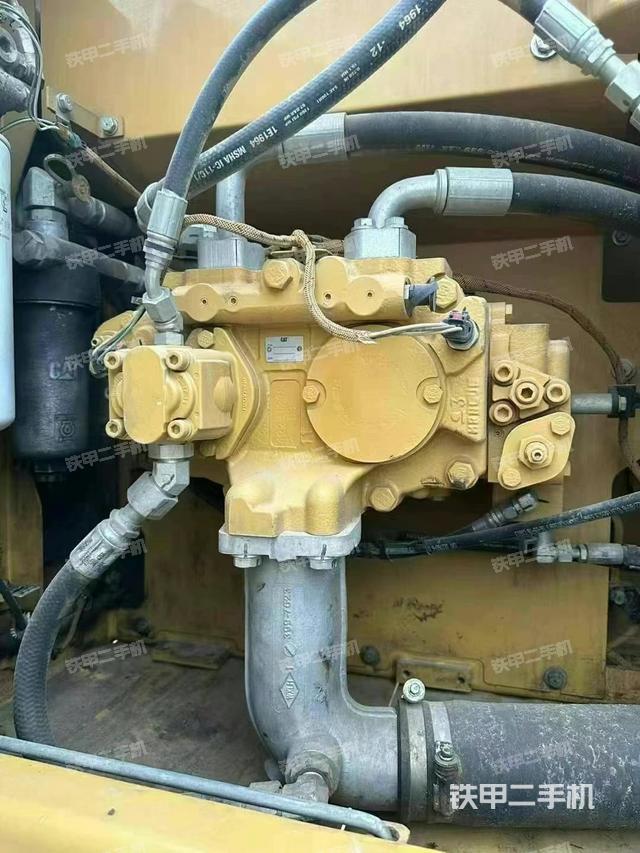 液压泵舱室正面整体（整机外观）