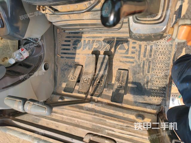 行走控制手柄和踏板?俯拍(駕駛室部分) 行走控制手柄和踏板?俯拍(駕駛室部分)