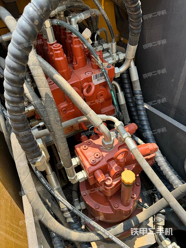 回转马达和主控阀（整机外观）