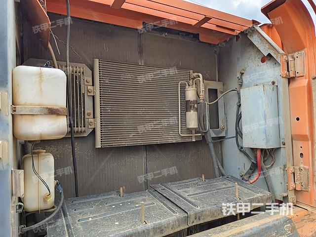 液压泵舱室正面整体（整机外观）