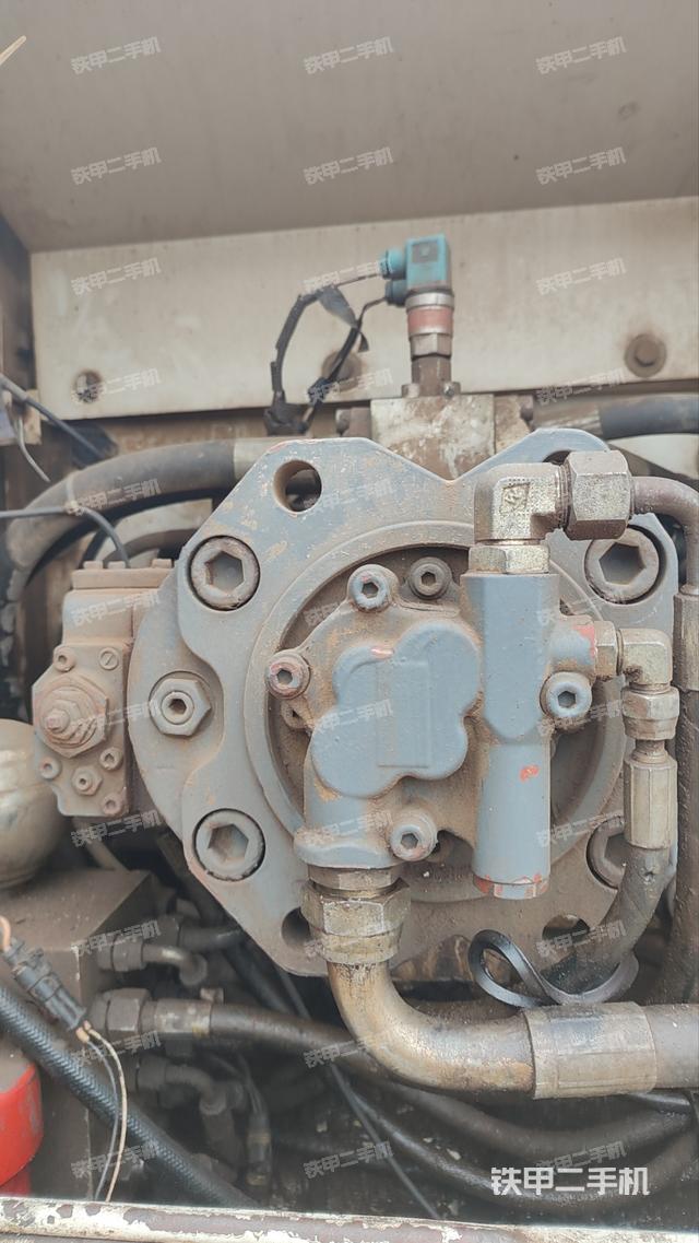 液压泵舱室正面整体（整机外观）