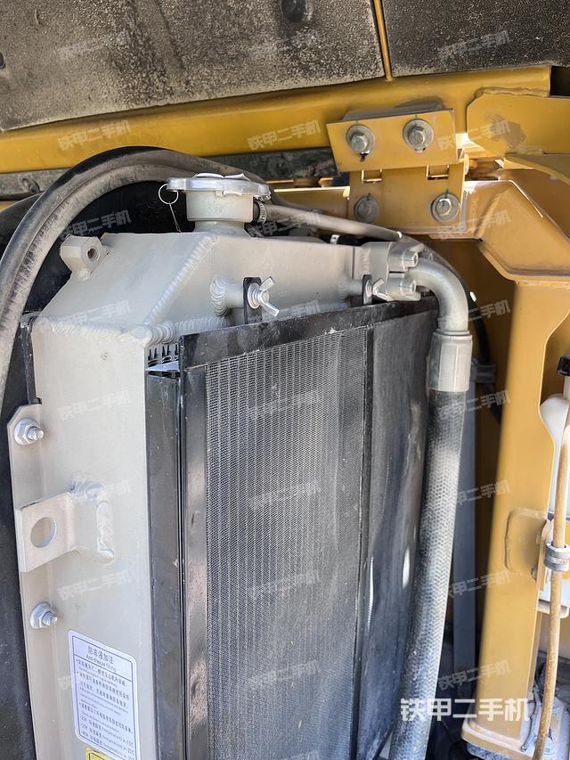 回转马达和主控阀（整机外观）