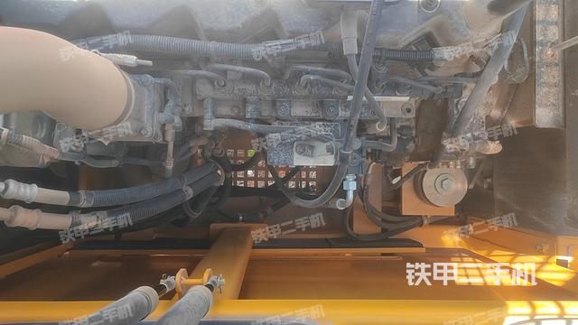 液压泵舱室正面整体（整机外观）