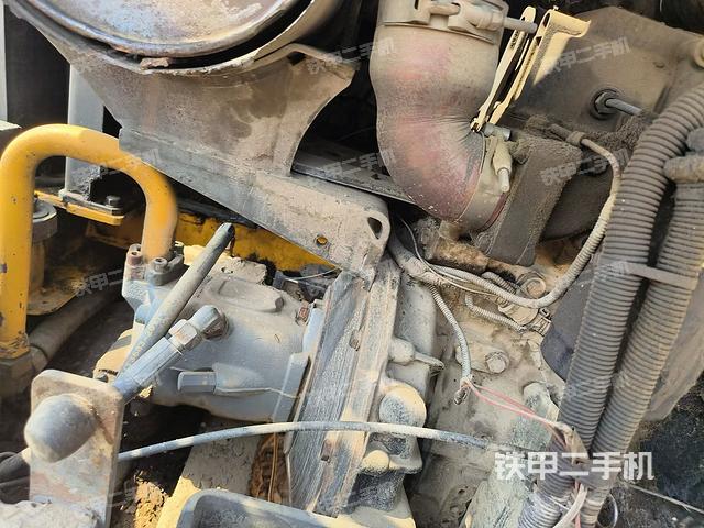 液压泵舱室正面整体（整机外观）