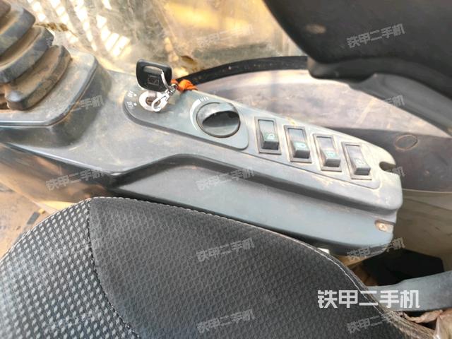 座椅左側(cè)控制臺/音響/含左手柄(駕駛室部分) 座椅左側(cè)控制臺/音響/含左手柄(駕駛室部分)