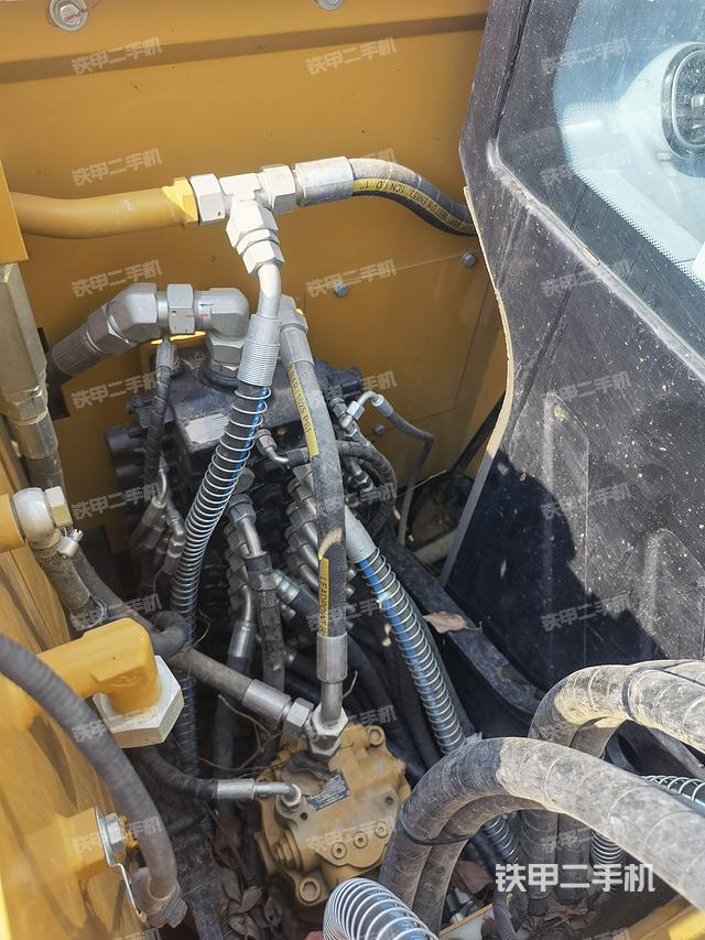 回转马达和主控阀（整机外观）