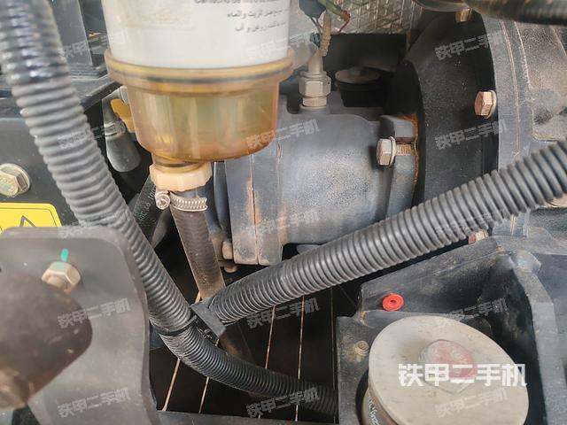 液压泵舱室正面整体（整机外观）