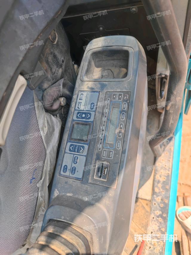 座椅右侧控制台/钥匙门/油门/含右手柄(驾驶室部分) 座椅右侧控制台/钥匙门/油门/含右手柄(驾驶室部分)