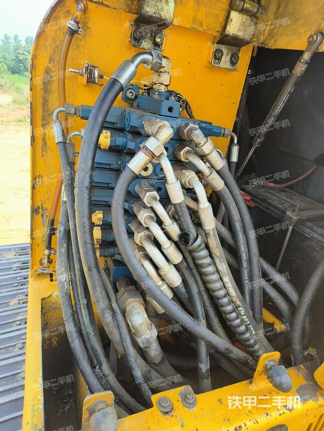 回转马达和主控阀（整机外观）