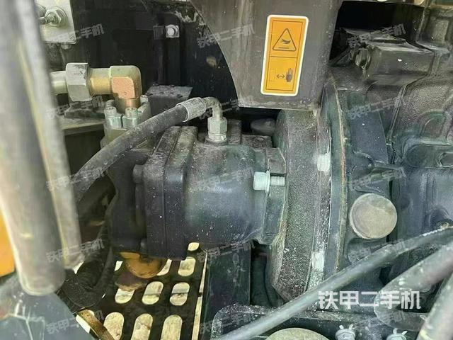 液压泵舱室正面整体（整机外观）