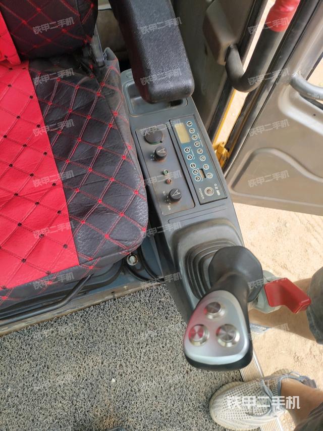 座椅左侧控制台/音响/含左手柄（驾驶室部分）