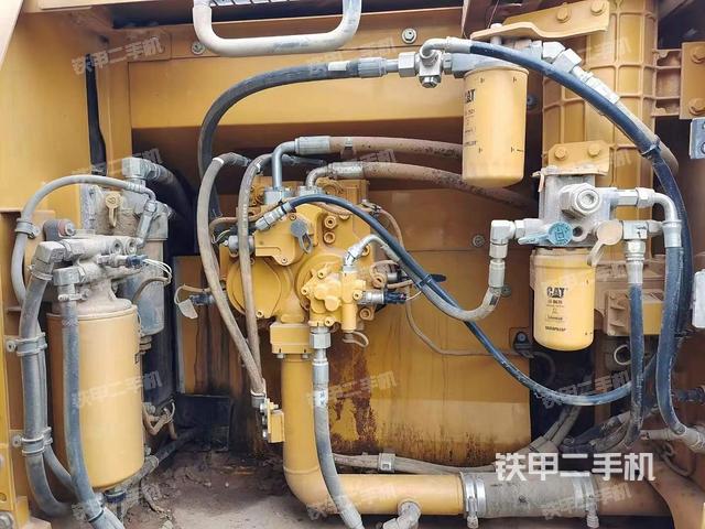 液压泵舱室正面整体（整机外观）