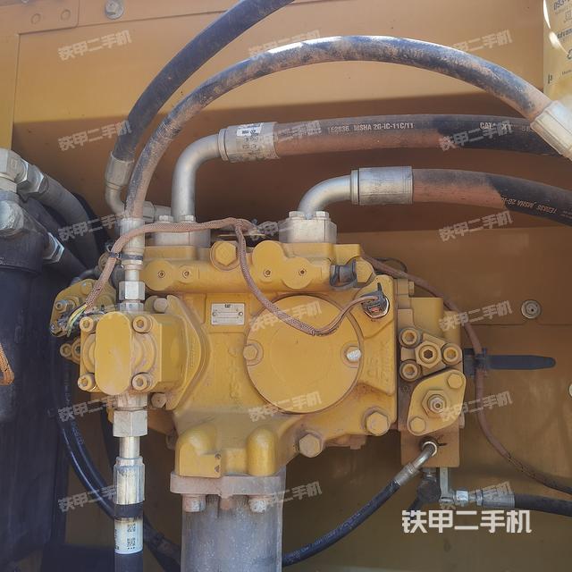 液压泵舱室正面整体（整机外观）