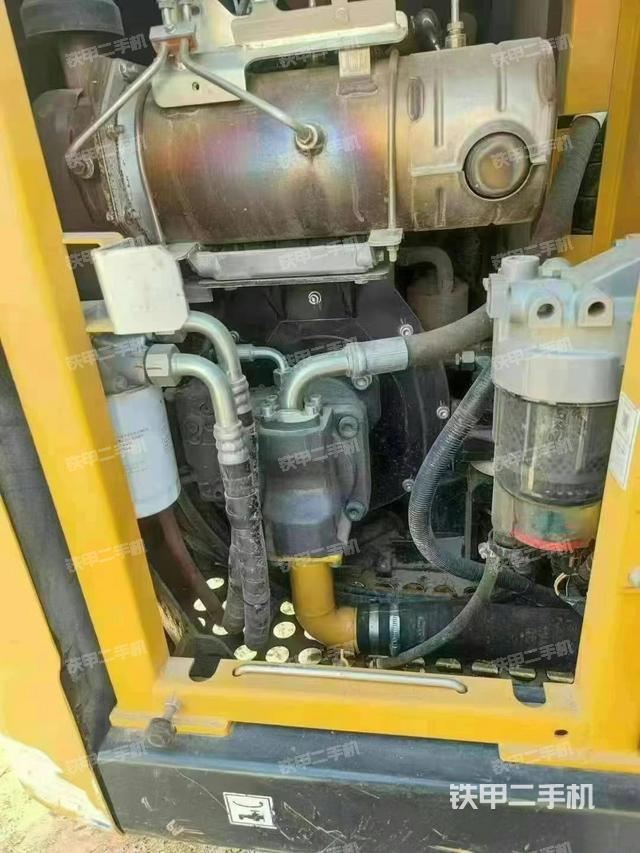 液压泵舱室正面整体（整机外观）