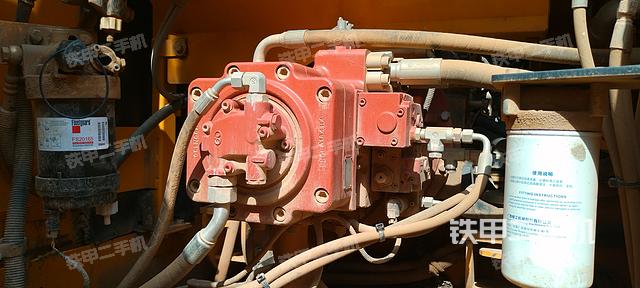 液压泵舱室正面整体（整机外观）