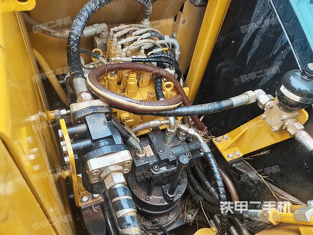 回转马达和主控阀（整机外观）