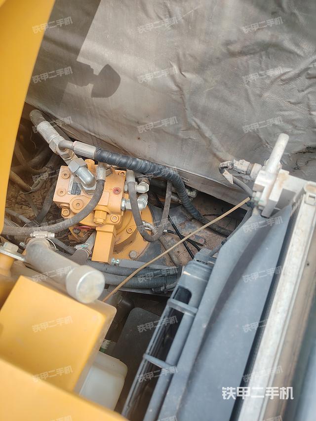 回转马达和主控阀（整机外观）