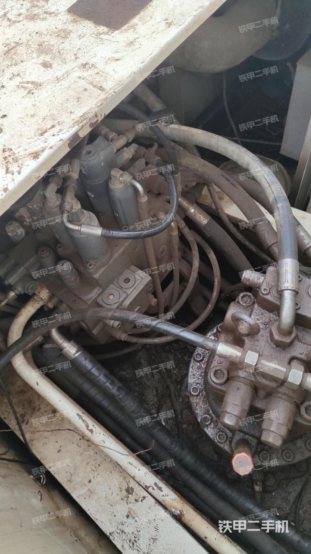 回转马达和主控阀（整机外观）