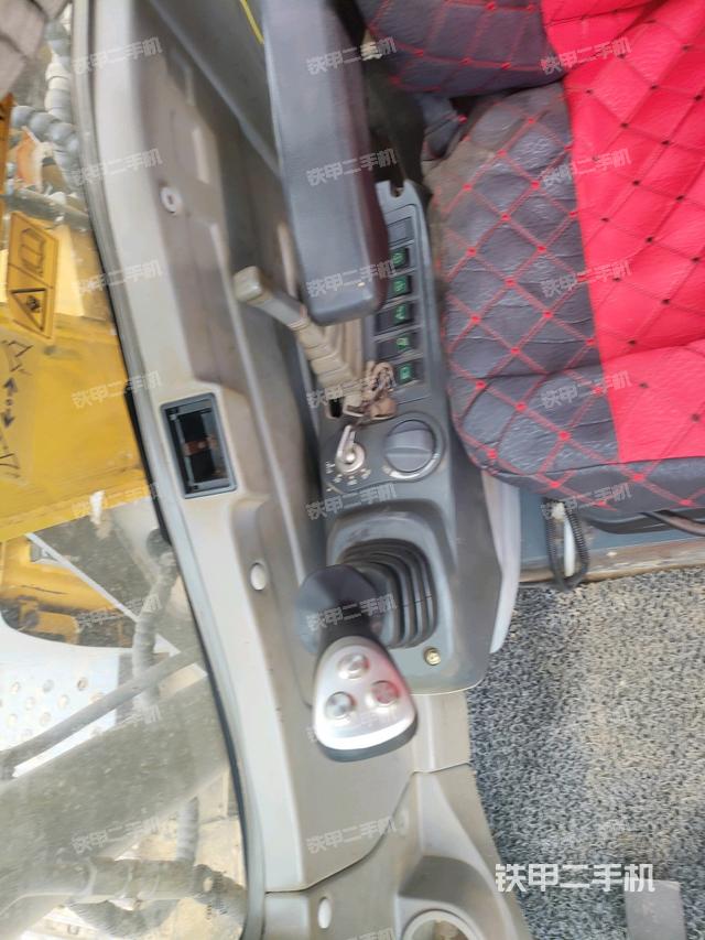 座椅右侧控制台/钥匙门/油门/含右手柄（驾驶室部分）