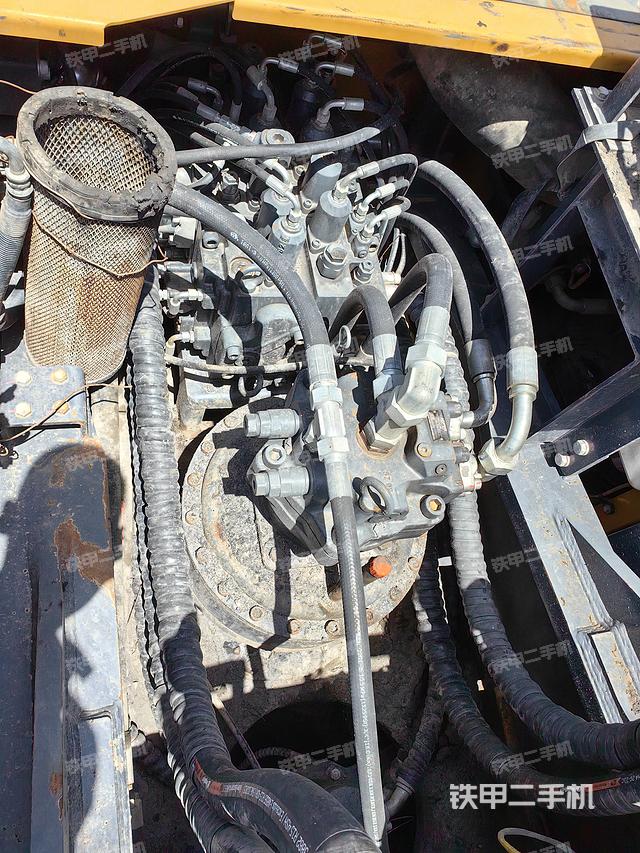 回转马达和主控阀（整机外观）