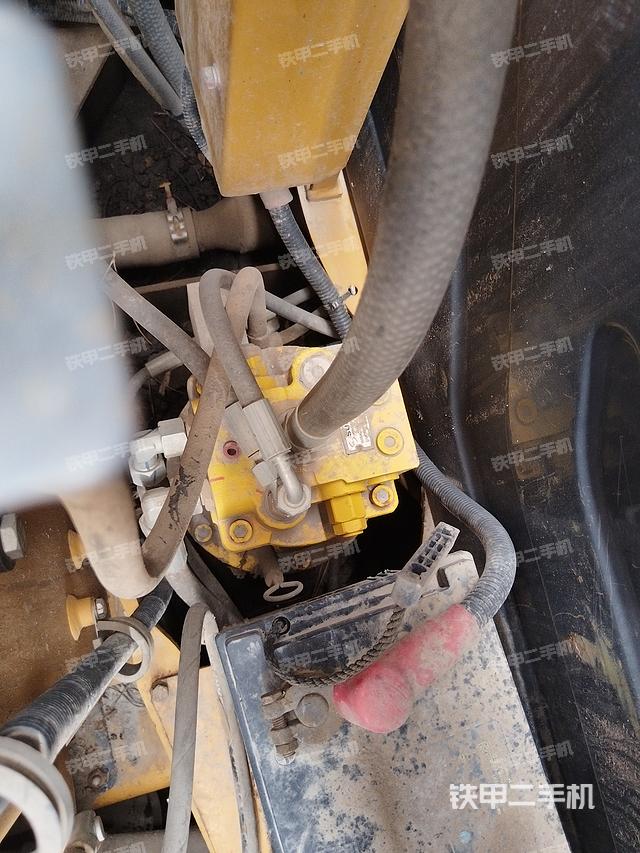 回转马达和主控阀（整机外观）