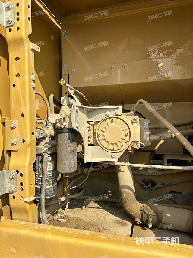 液压泵舱室正面整体（整机外观）