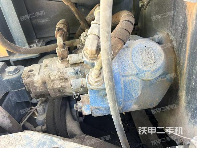 液压泵舱室正面整体（整机外观）