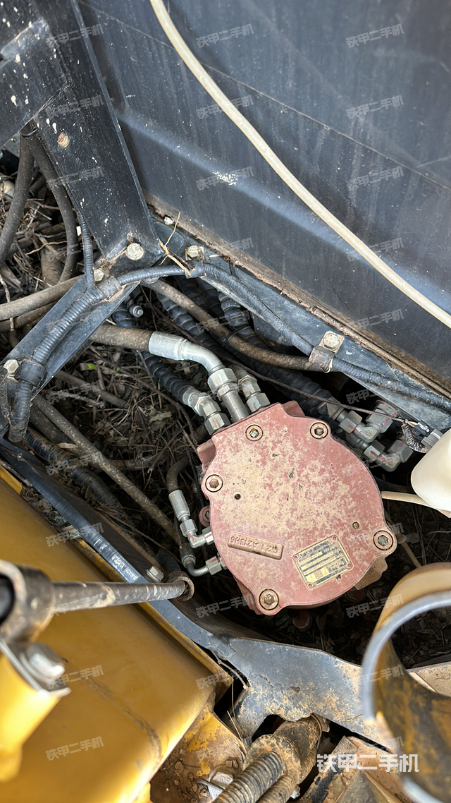 回转马达和主控阀（整机外观）