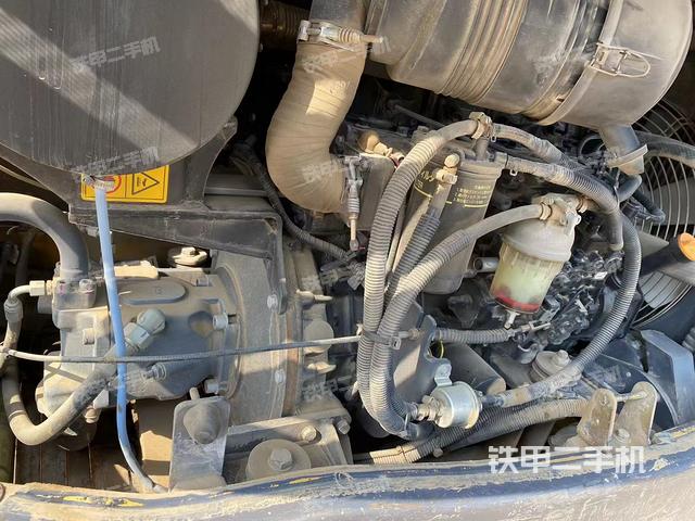 液压泵舱室正面整体（整机外观）