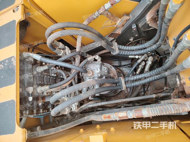 回转马达和主控阀（整机外观）