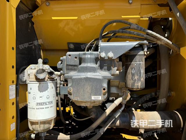 液压泵舱室正面整体（整机外观）