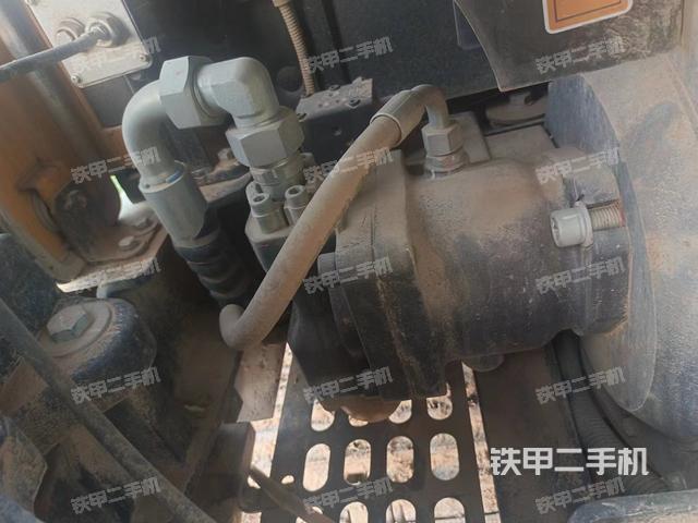 液压泵舱室正面整体（整机外观）