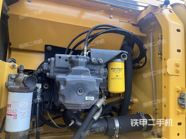 液压泵舱室正面整体（整机外观）