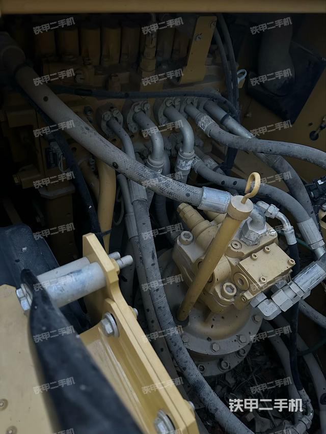 回转马达和主控阀（整机外观）