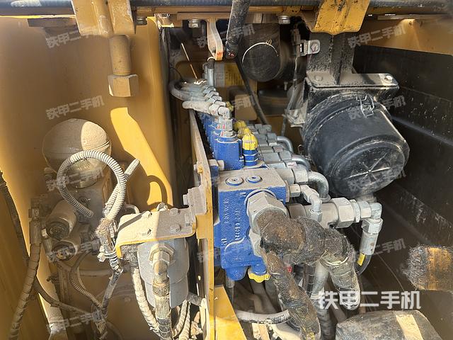 回转马达和主控阀（整机外观）