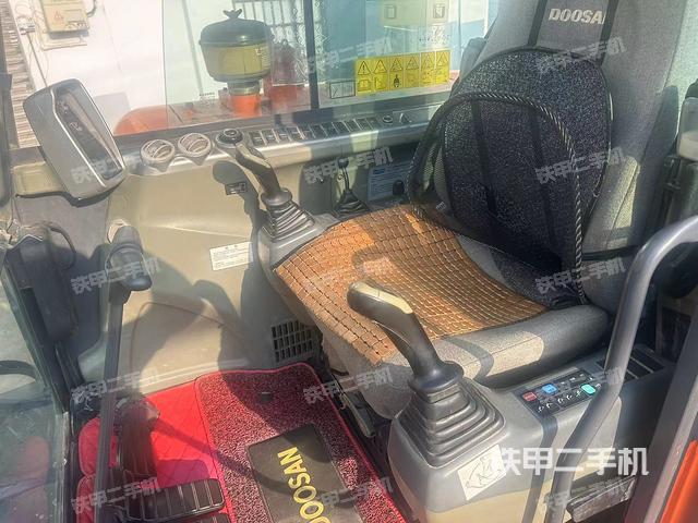 驾驶室整体（整机外观）