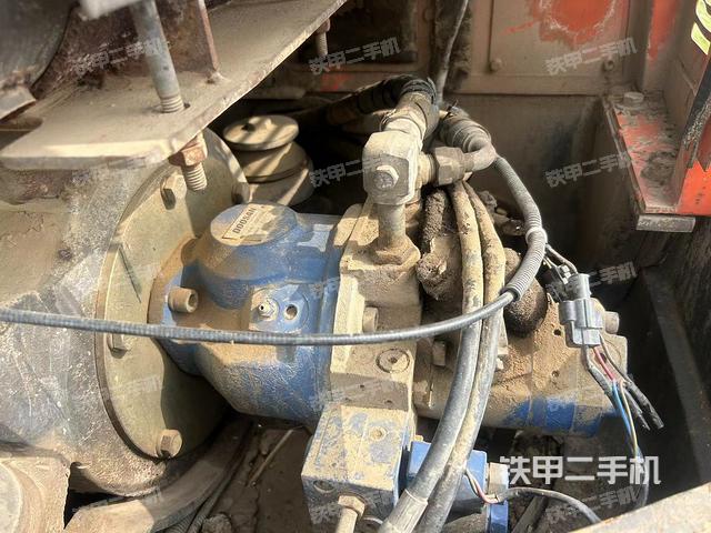 液压泵舱室正面整体（整机外观）