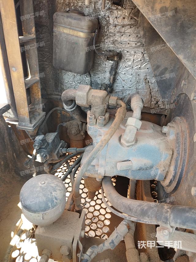 液压泵舱室正面整体（整机外观）