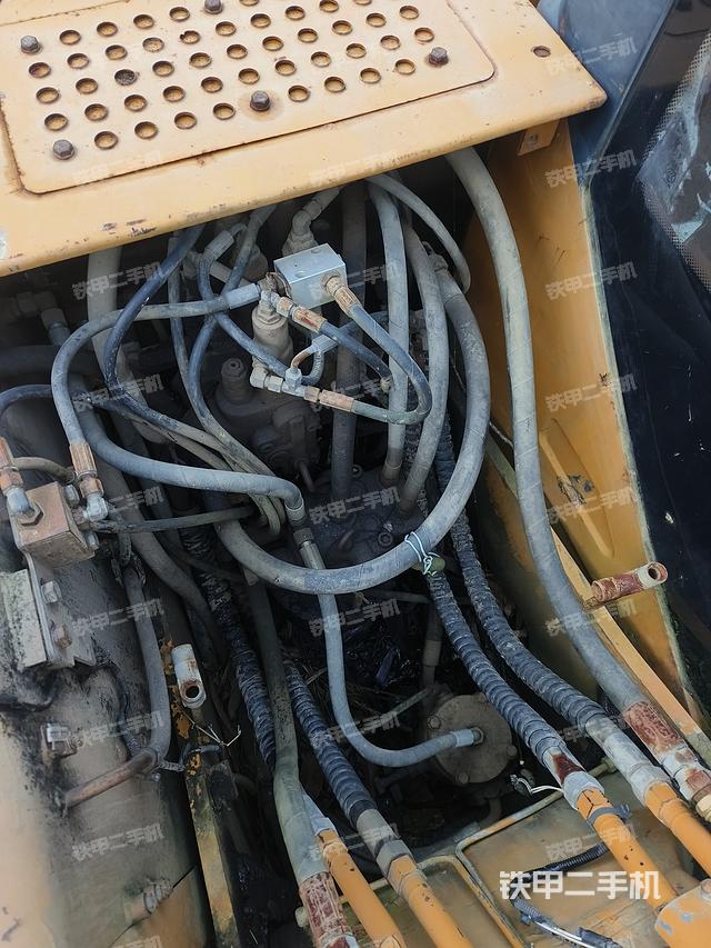 回转马达和主控阀（整机外观）