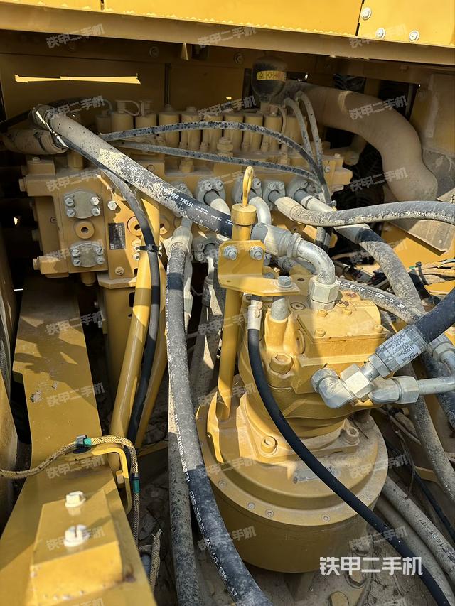 回转马达和主控阀（整机外观）