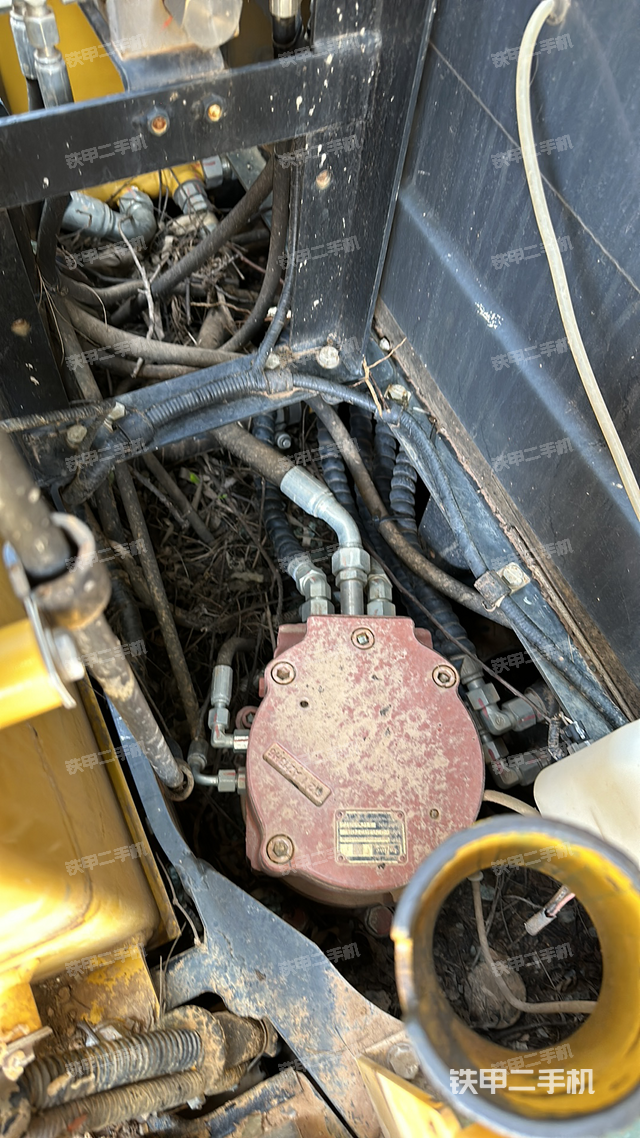 液压泵舱室正面整体（整机外观）