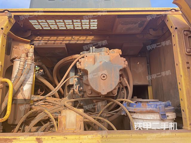 液压泵舱室正面整体（整机外观）