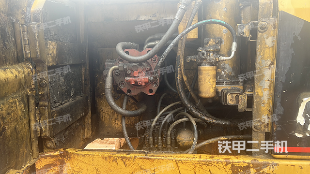 液压泵舱室正面整体（整机外观）