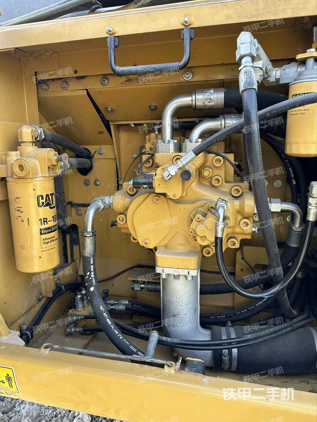 液压泵舱室正面整体（整机外观）