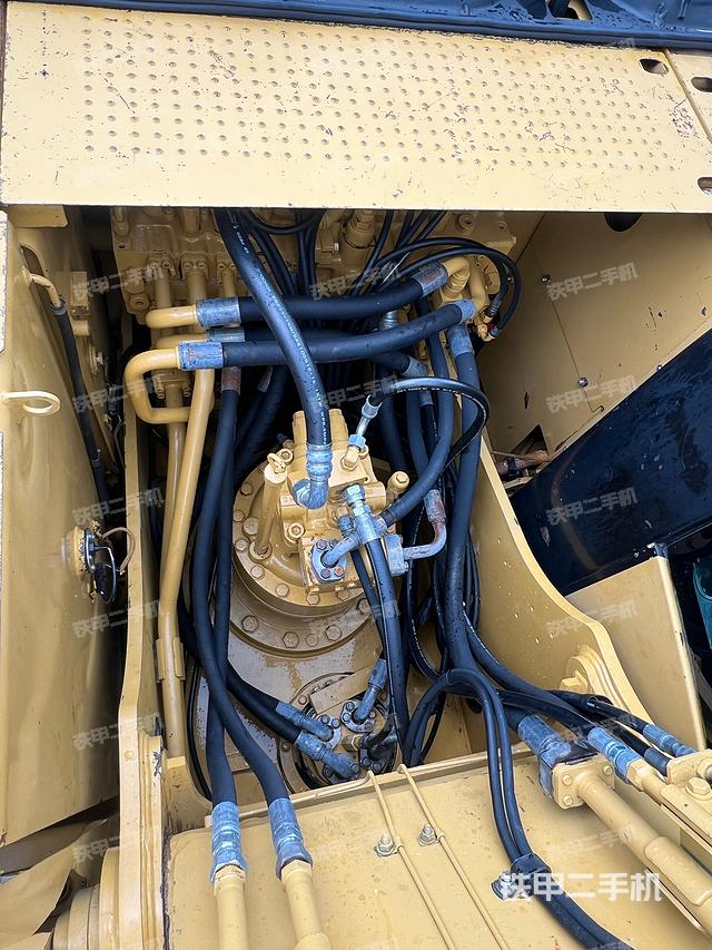 回转马达和主控阀（整机外观）