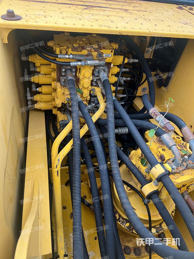 回转马达和主控阀（整机外观）