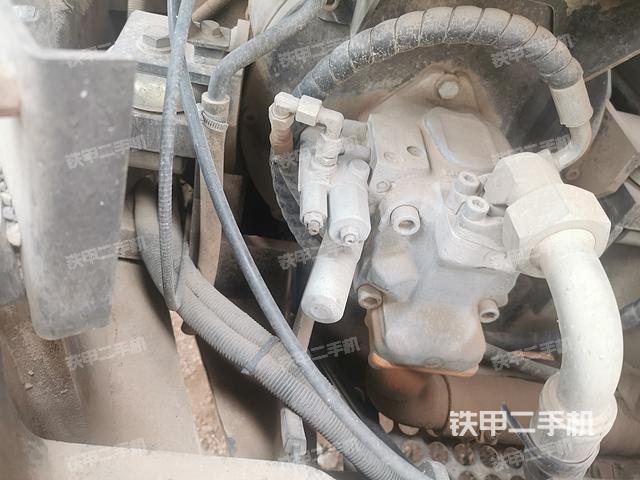 液压泵舱室正面整体（整机外观）