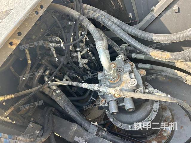 回转马达和主控阀（整机外观）