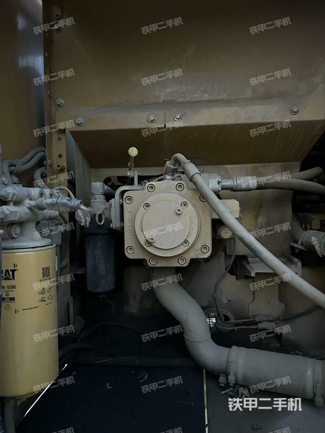 液压泵舱室正面整体（整机外观）