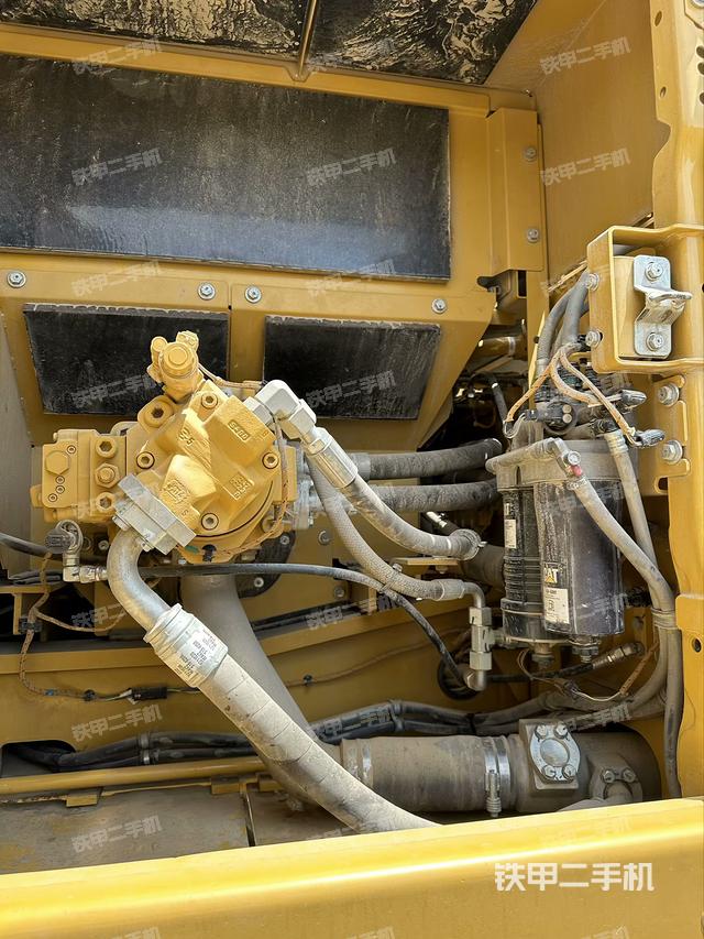 液压泵舱室正面整体（整机外观）